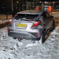 Auto lostrekken uit de sneeuw
