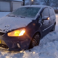 Auto lostrekken uit de sneeuw