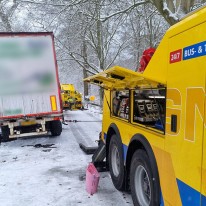 Vrachtwagen lostrekken uit de sneeuw
