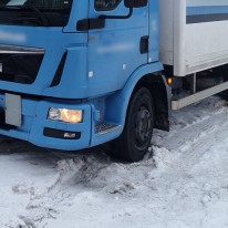 Vrachtwagen lostrekken uit de sneeuw