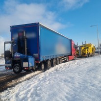 Vrachtwagen lostrekken uit de sneeuw