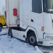 Vrachtwagen lostrekken uit de sneeuw