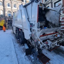 Vrachtwagen lostrekken uit de sneeuw
