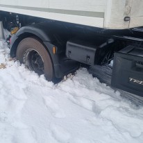 Vrachtwagen lostrekken uit de sneeuw