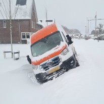 Bestelbus lostrekken uit de sneeuw
