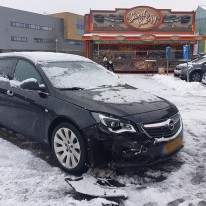 Auto lostrekken uit de sneeuw