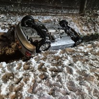 Auto door gladheid van de weg geraakt