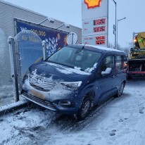Auto op vangrail gegleden