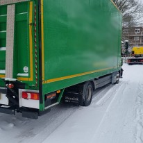 vrachtwagen lostrekken uit de sneeuw