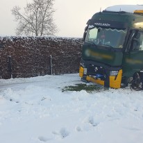 Vrachtwagen lostrekken uit de sneeuw