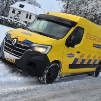 Pechhulpbus in besneeuwd landschap