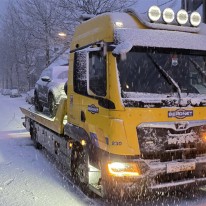 Bergingswagen op besneeuwde weg