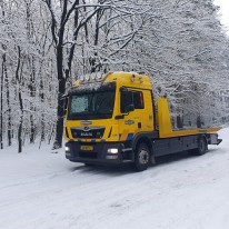 Bergingswagen op besneeuwde weg