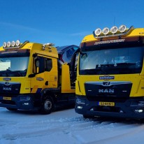 Bergingswagens poseren in de sneeuw
