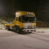 Bergingswagen op besneeuwde parkeerplaats