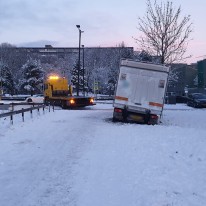 Vrachtwagen lostrekken uit de sneeuw