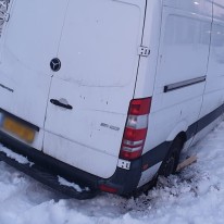 Bestelbus lostrekken uit de sneeuw