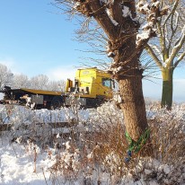 Auto lostrekken uit de sneeuw