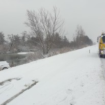 Auto te water geraakt door gladheid