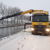 Auto te water geraakt door gladheid