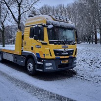 Bergingswagen op besneeuwde weg