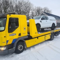 Bergingswagen op besneeuwde weg
