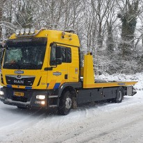 Bergingswagen op besneeuwde weg