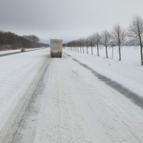 Vrachtwagen lostrekken uit de sneeuw