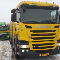 Vrachtwagen lostrekken uit de sneeuw