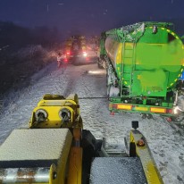 Vrachtwagen lostrekken uit de sneeuw