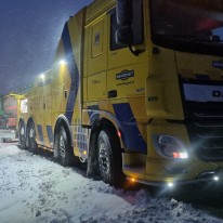 Auto lostrekken uit de sneeuw