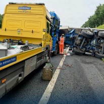 Berging gekantelde vrachtwagen A27 Eemnes