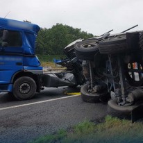Berging gekantelde vrachtwagen A27 Eemnes