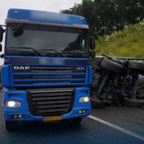 Berging gekantelde vrachtwagen A27 Eemnes