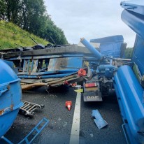 Berging gekantelde vrachtwagen A27 Eemnes