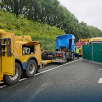Berging gekantelde vrachtwagen A27 Eemnes