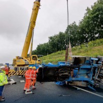 Berging gekantelde vrachtwagen A27 Eemnes