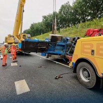 Berging gekantelde vrachtwagen A27 Eemnes