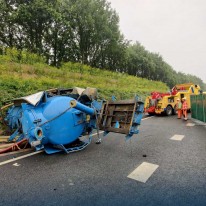 Berging gekantelde vrachtwagen A27 Eemnes