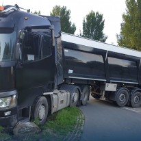 Vrachtwagen vastgereden in sloot langs Runderweg Lelystad