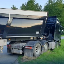Vrachtwagen vastgereden in sloot langs Runderweg Lelystad