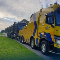 Vrachtwagen vastgereden in sloot langs Runderweg Lelystad