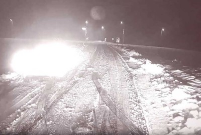 Bestuurder rijdt weg terwijl hij nog aan de sleepkabel vast zit Bestuurder rijdt weg terwijl hij nog aan de sleepkabel vast zit