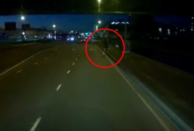 Voetganger ziet bergingsauto over het hoofd - Bergnet Onderweg Voetganger ziet bergingsauto over het hoofd - Bergnet Onderweg