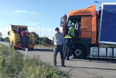 Vrachtwagen in Almere vast in zachte berm - Bergnet Onderweg Vrachtwagen in Almere vast in zachte berm - Bergnet Onderweg