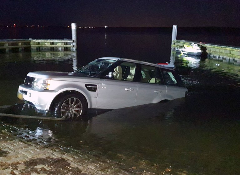 Berging auto te water Gooimeerdijk Almere