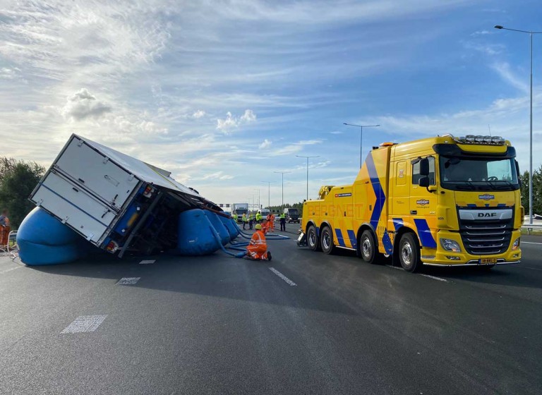 Berging gekantelde vrachtwagen A2 Abcoude Berging gekantelde vrachtwagen A2 Abcoude
