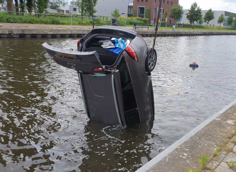 Auto rolt van kade het water van de Arkervaart in Nijkerk in Auto rolt van kade het water van de Arkervaart in Nijkerk in