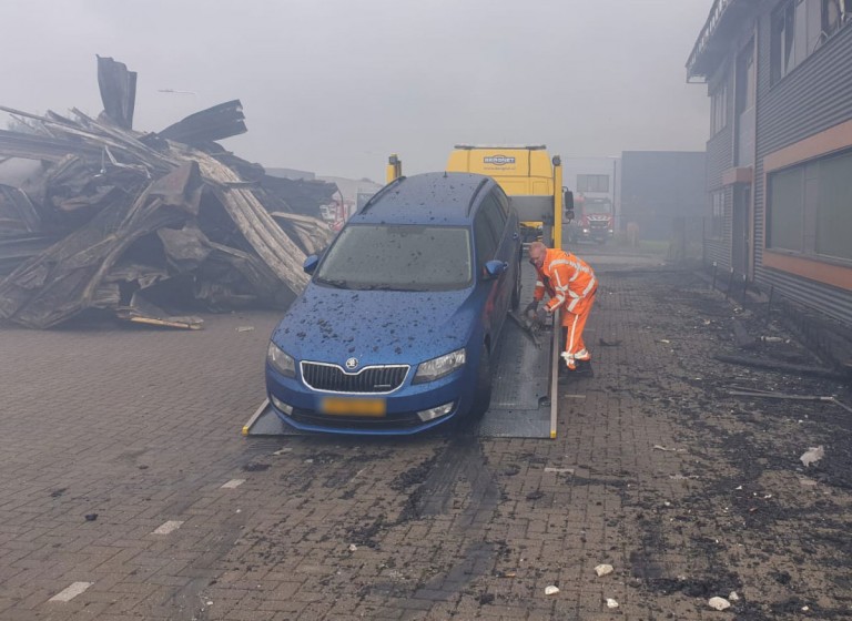 Oplaaiende brand Dronten bemoeilijkt berging voertuigen
