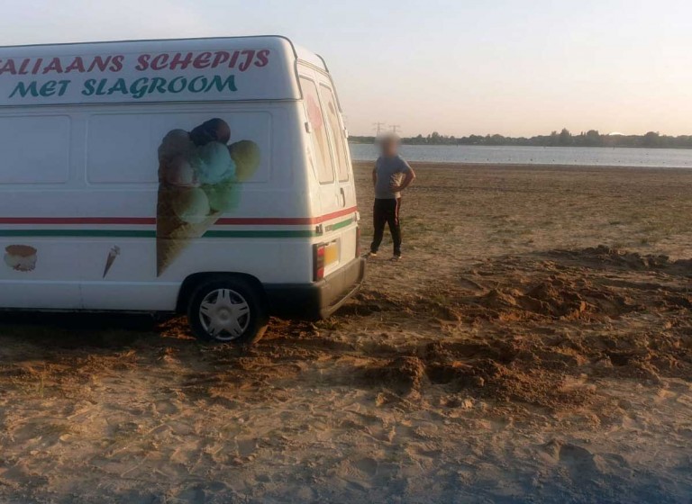 IJscowagen vast in het zand Strandbad Duin Almere Poort